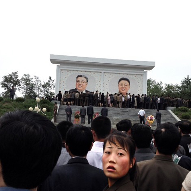 Тези местни хора очакват да видят големите мозаични портрети на Ким Ир Сен по случай честването на 20-годишнината от смъртта му.