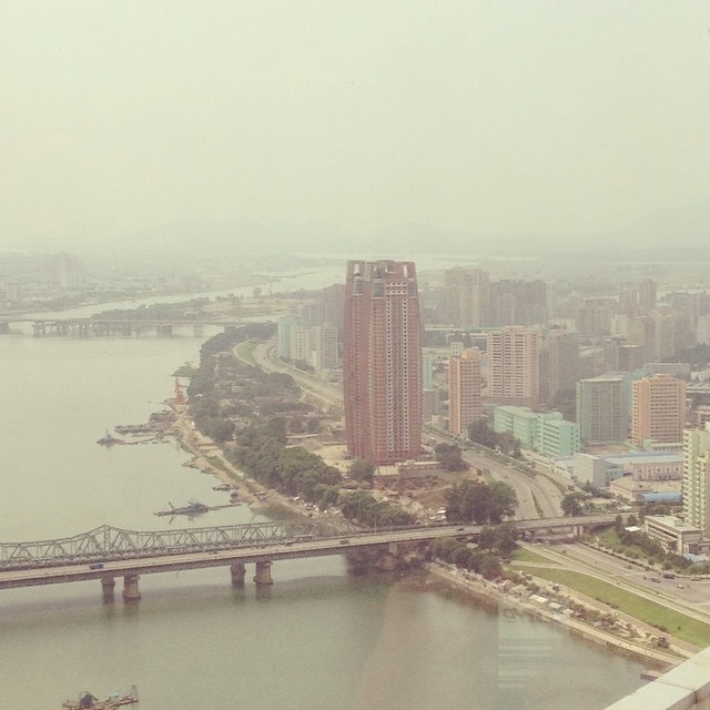 Гледка към Пхенян. Централните сгради са апартаменти за университетски преподаватели, които се строят сега.