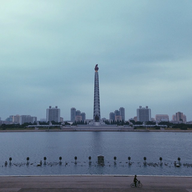 Кулата на Juche Idea, заснета от другата страна на реката при площад Ким Ир Сен.