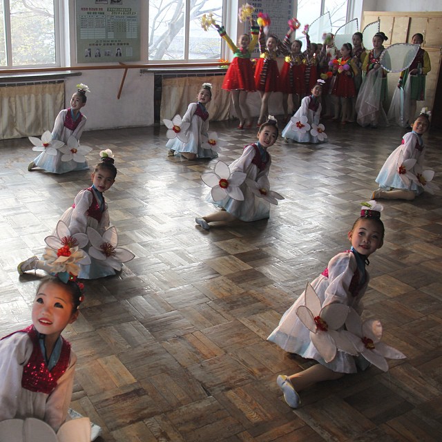 Севернокорейски деца практикуват в един от дворците на Кесонг. Тези дворци са центрове по изкуство, където талантливите деца от всеки град отиват след училище, за да упражняват уменията си по танци, музика, бойни изкуства, калиграфия и т.н.