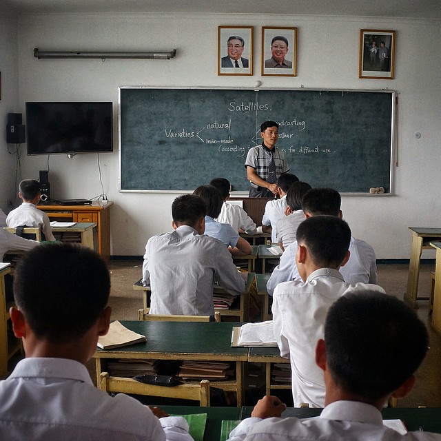 В Pyongsong преподават уроци за спътниците по гимназиалния клас по английски.