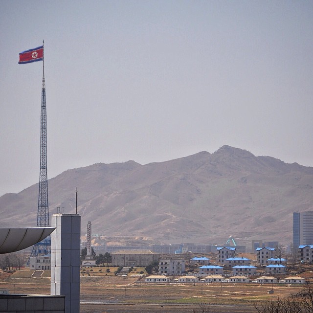 Знамето на КНДР се извисява високо над Kijong-dong, село в северната част на демилитаризираната зона. Това е третият по големина пилон в света и е напълно видим от юг.