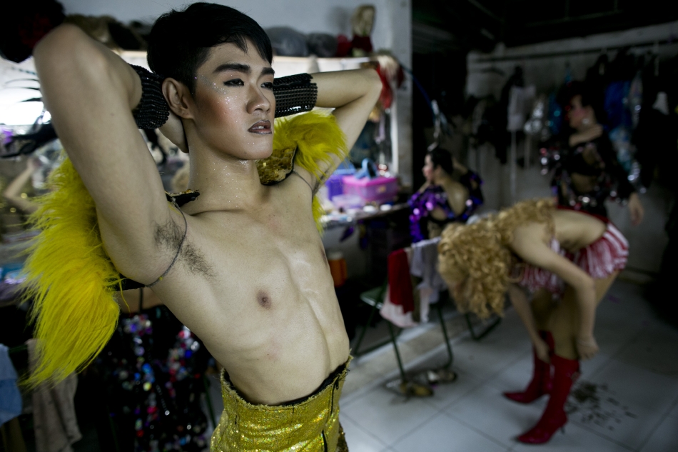 Лейдибой танцьор от тайландското Chiang Mai Cabaret