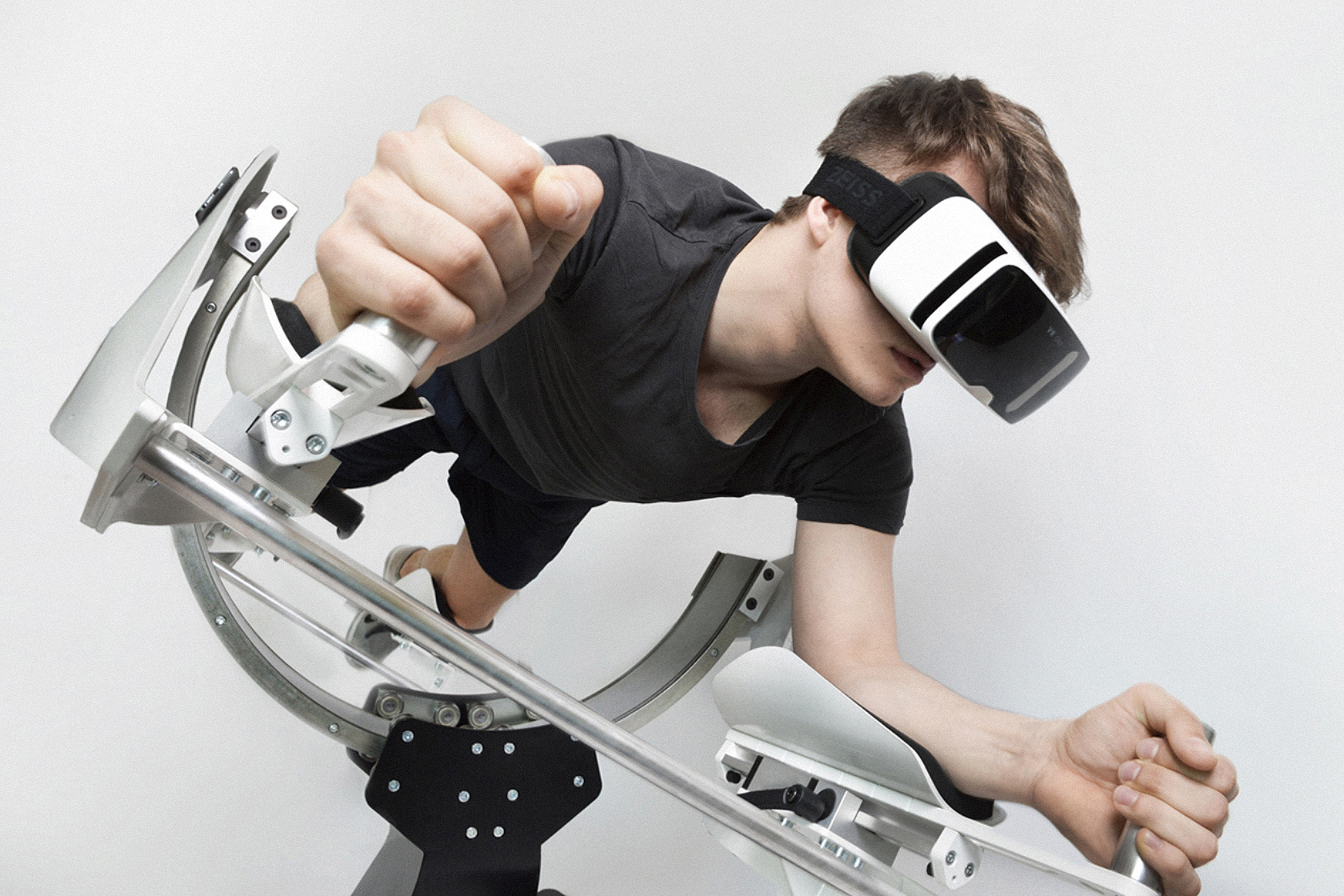 this-virtual-reality-rig-lets-you-game-and-work-out-at-the-same-time-1
