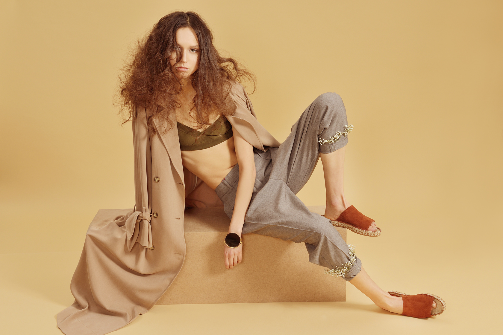 панталон Max Mara, бански, тренч и обувки H&M, гривна Marni от Plus Zero Concept Store