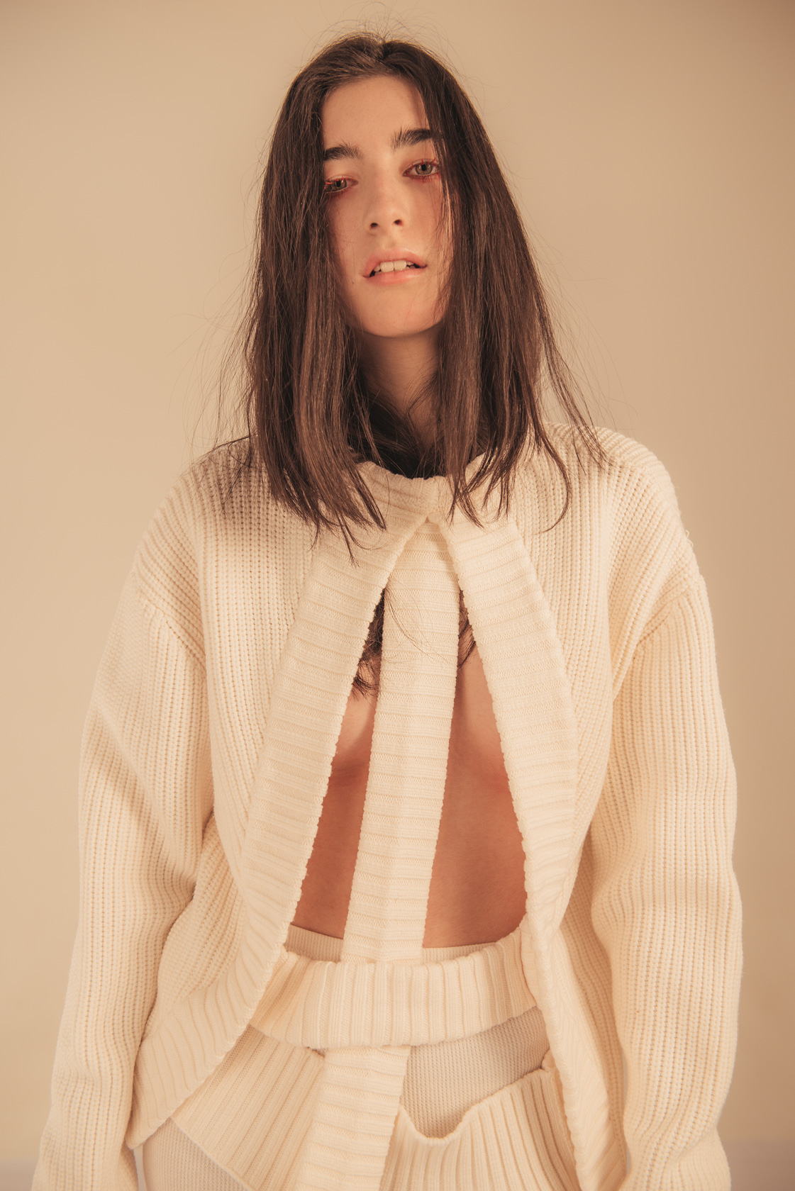 Нора е с пуловер Aalto от Plus Zero Concept Store