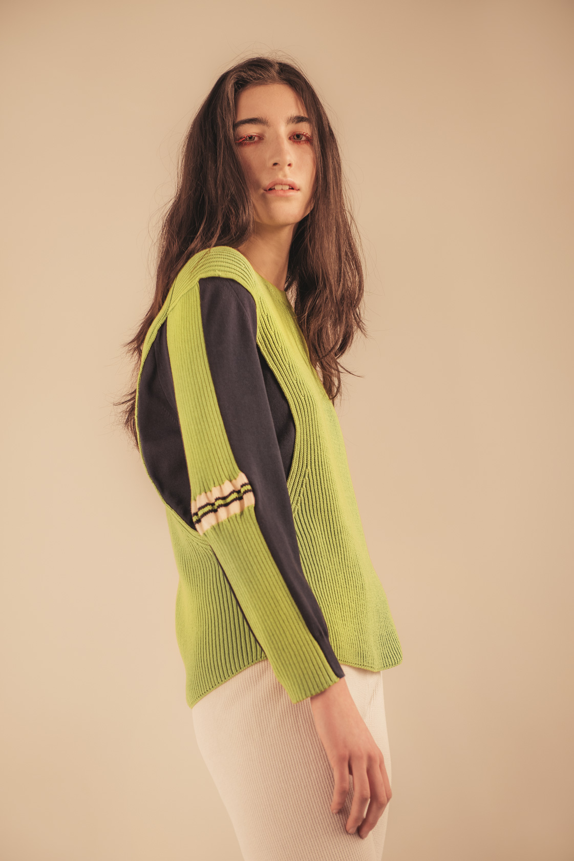 Нора е с пуловер Maison Margiela от Plus Zero Concept Store