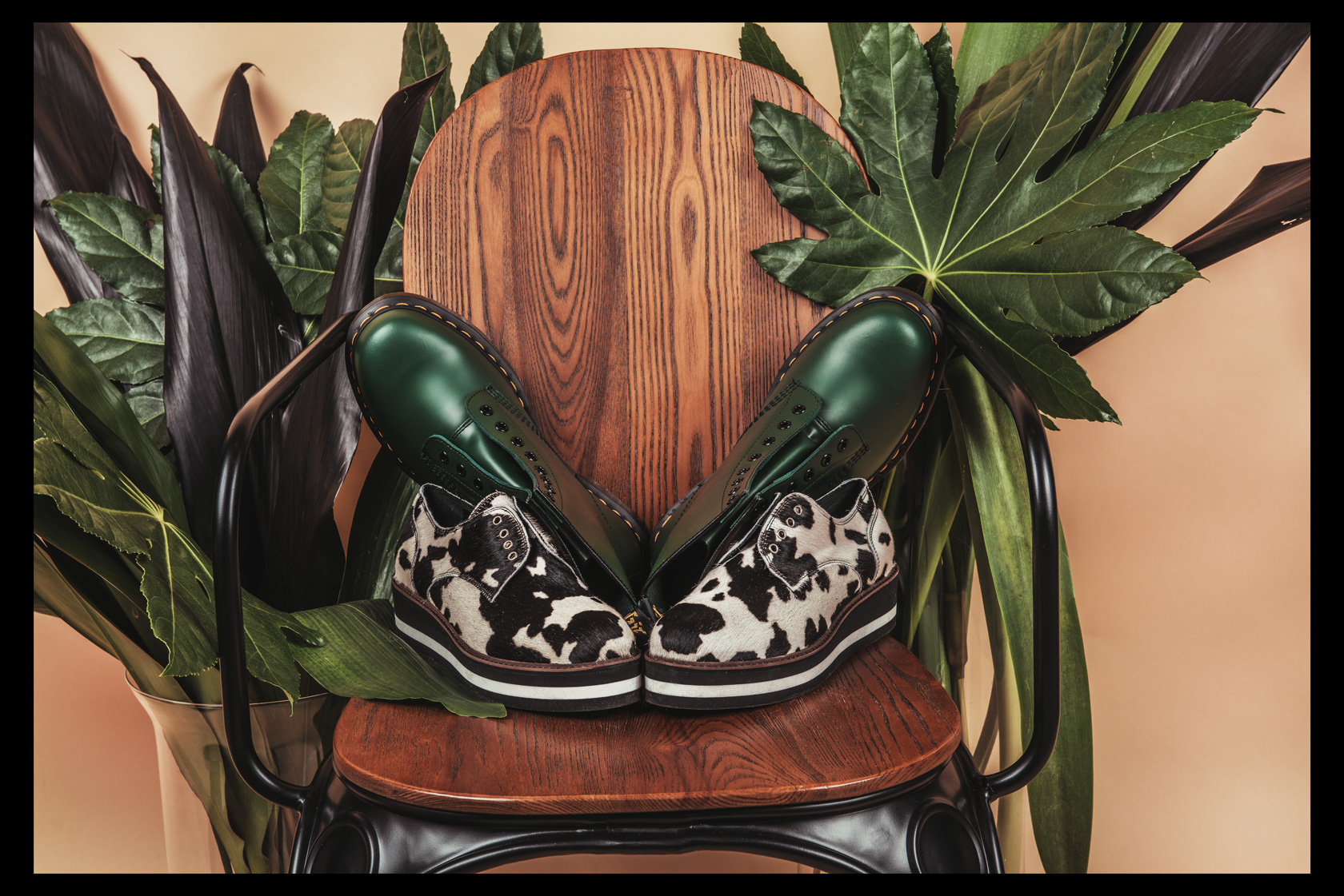 Стол Zuiver от Домоcharm, кубинки Dr. Martens от Collective, обувки Marella