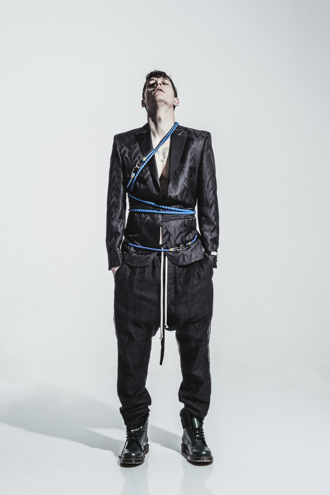 Сако, шал и пояс H&M Conscious Exclusive, панталон Rick Owens от Plus Zero Concept Store, кубинки Dr. Martens от Collective