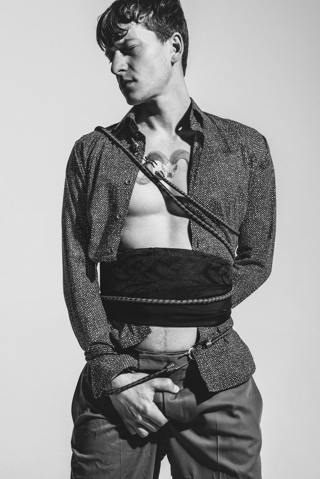 Риза Vegea, пояс H&M Conscious Exclusive, панталон Valentino от PAP