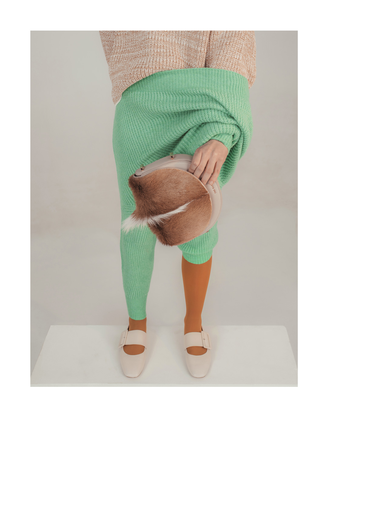 Пуловери и обувки H&M, чанта Ted Baker, чорапогащник Calzedonia
