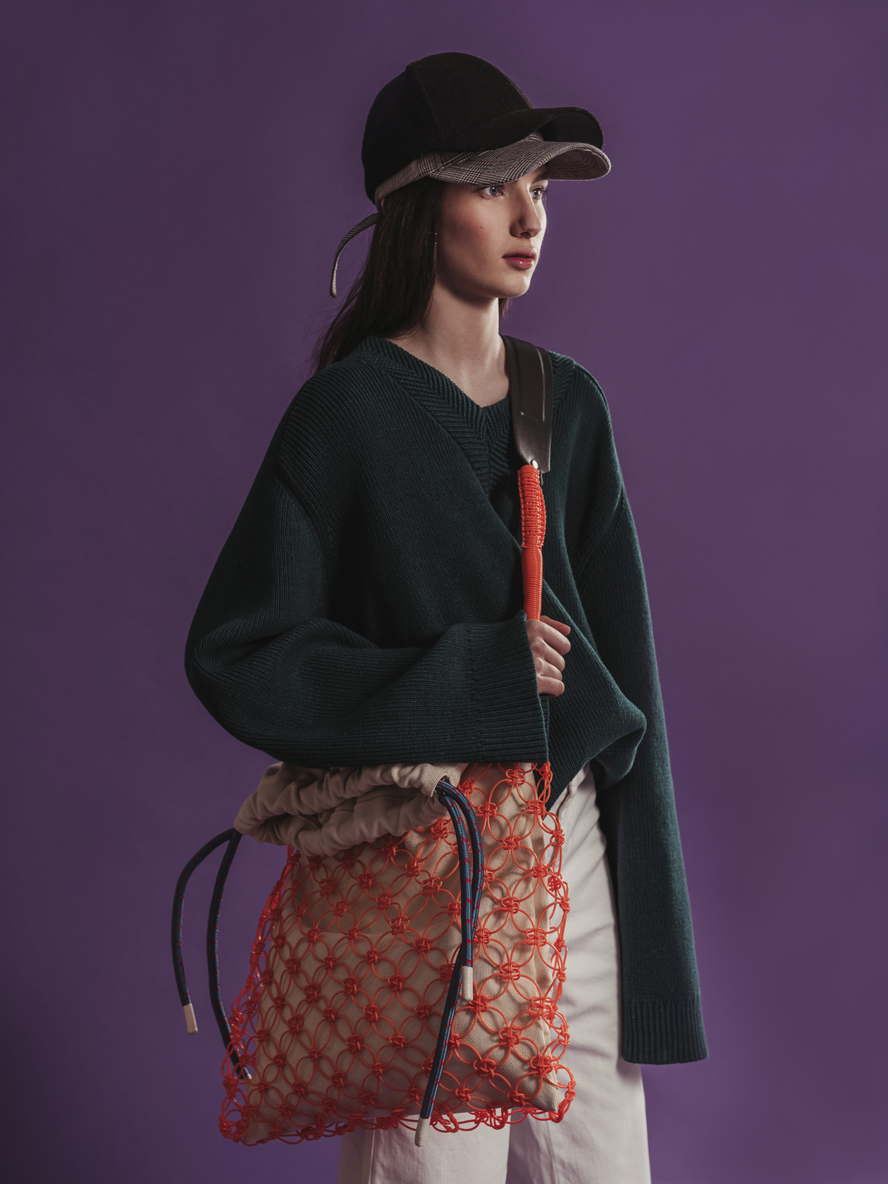 пуловер H&M Studio, панталон H&M, чанта By Malene Birger от Plus Zero Concept Store, черна шапка с козирка H&M, карирана шапка с козирка Mango