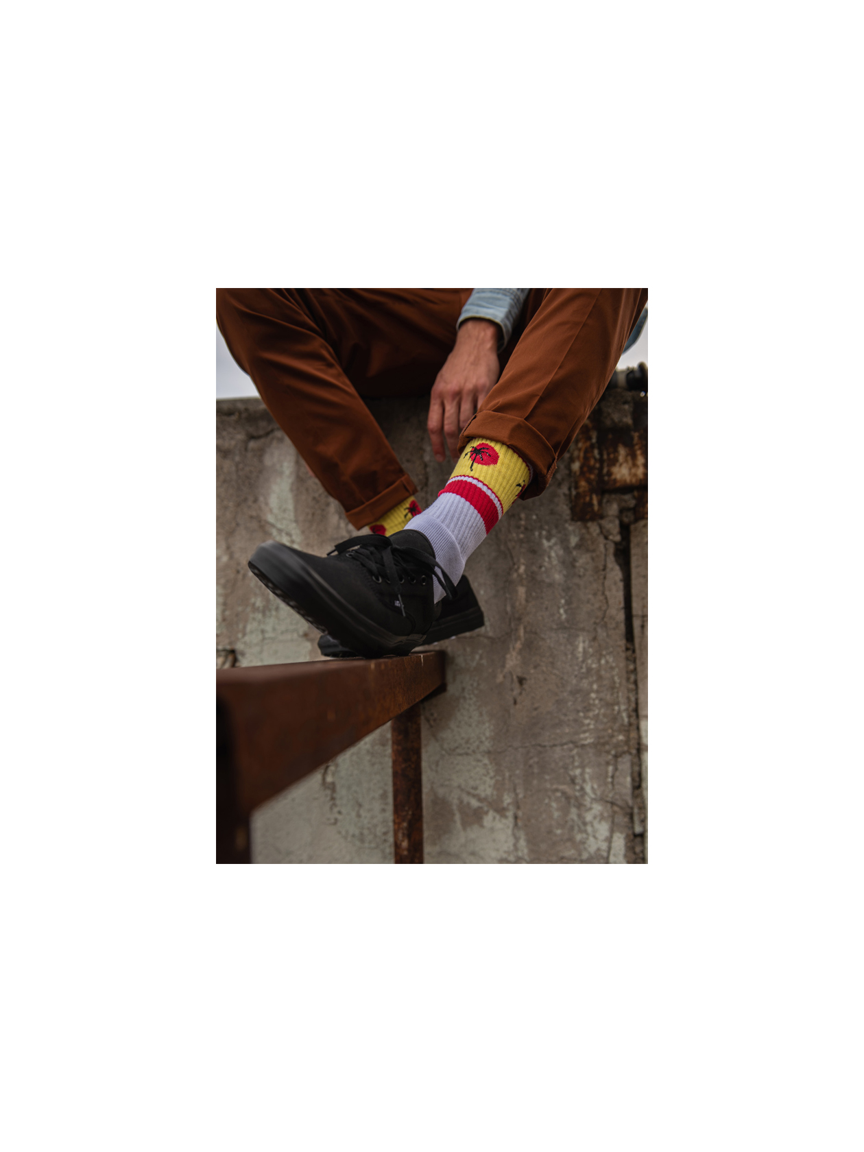 Панталон Scotch & Soda от Collective, тениска Trasher Skate Mag и кецове Vans от BLOK, чорапи Venice от Stinky Socks