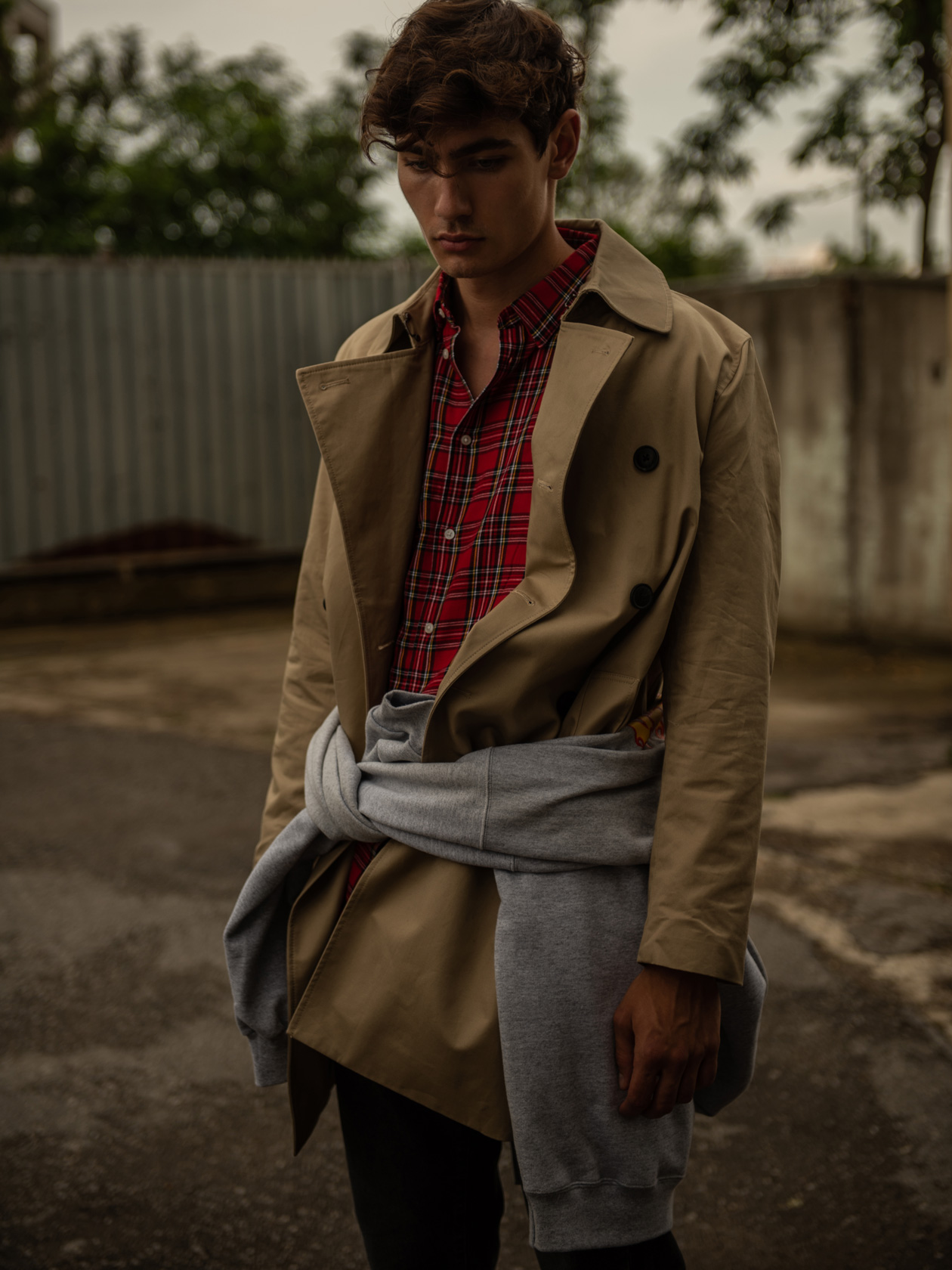 Панталон Paul Smith от Trend Box, шлифер и риза H&M, суичър Thrasher от BLOK