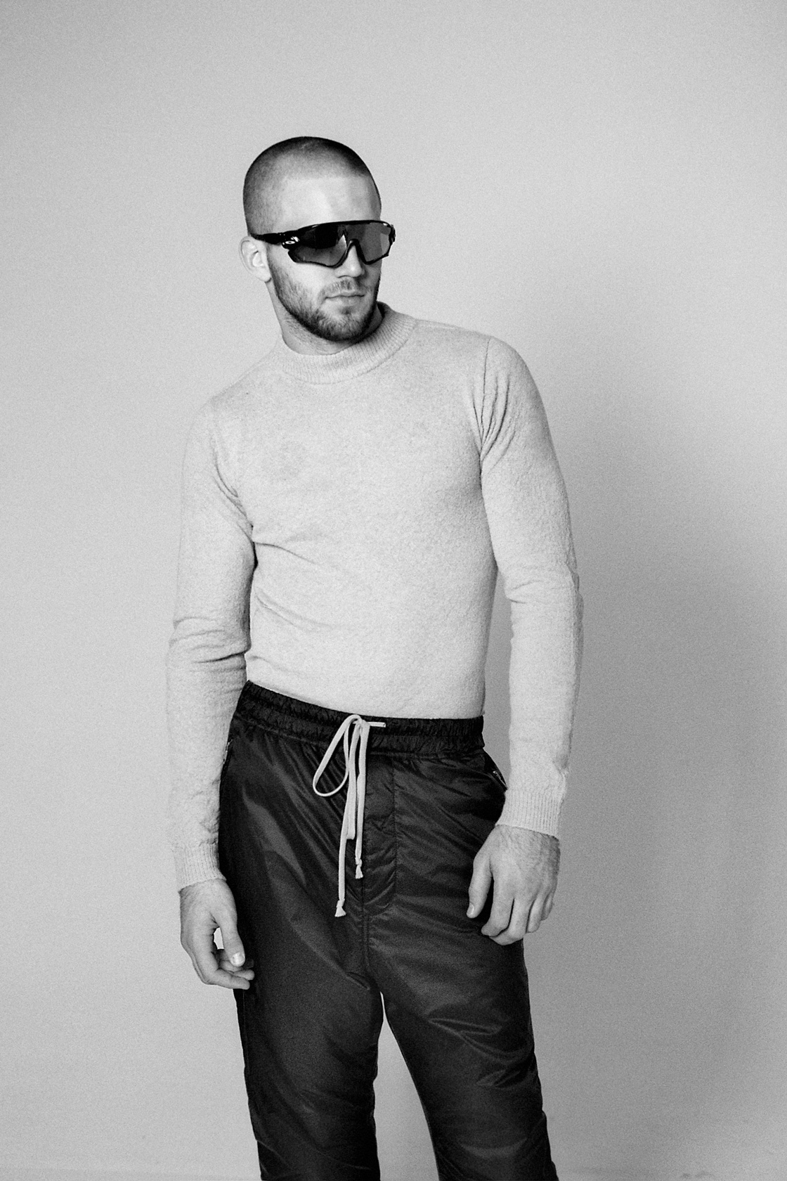 Блузя и нанталон Rick Owens от Plus Zero Concept Store, очила Okley от Leonardo