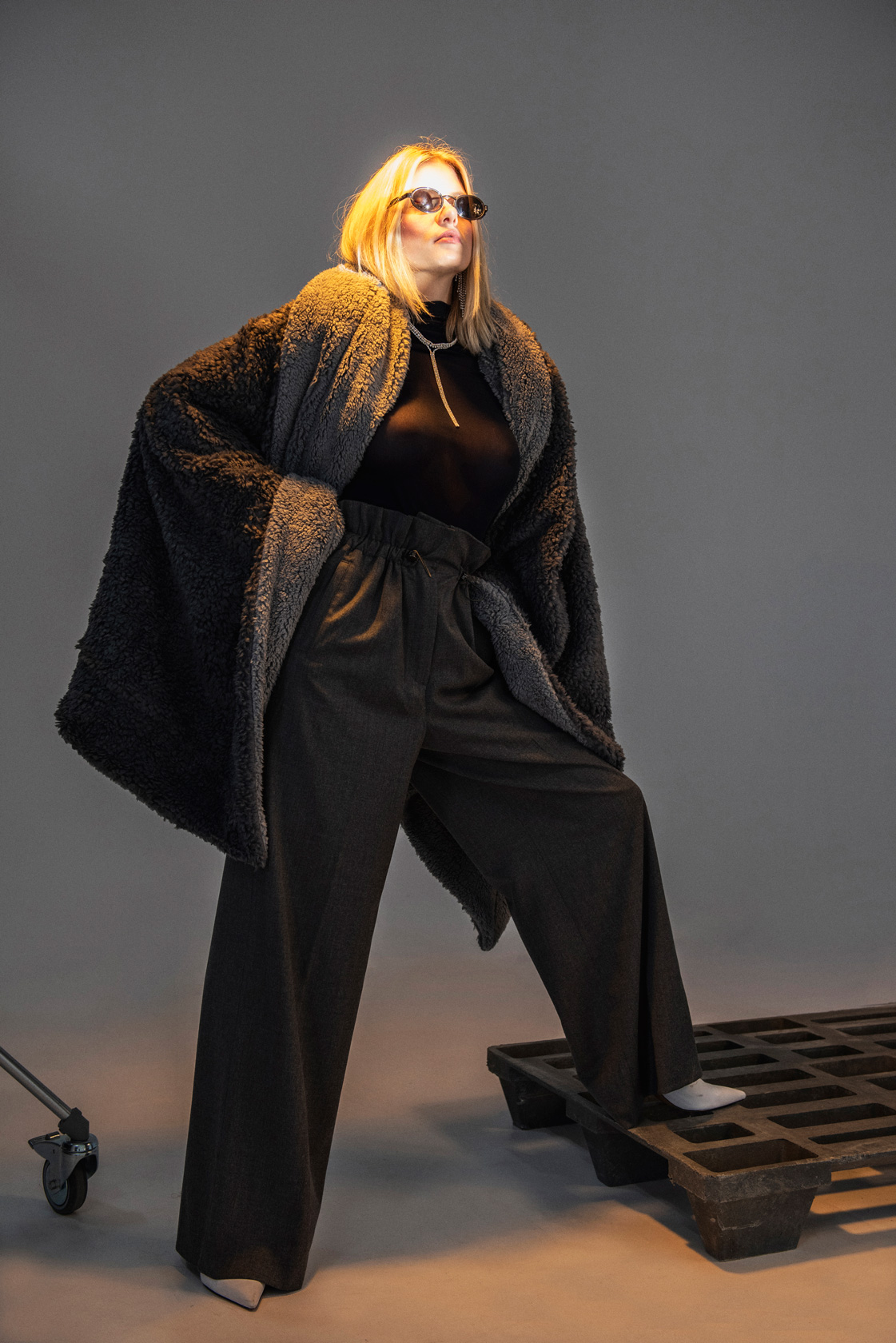 одеяло носено като палто Textura, топ Jil Sander от Koncept 7,  панталон Max Mara, очила Versus by Versace, боти и обици H&M, колие архив