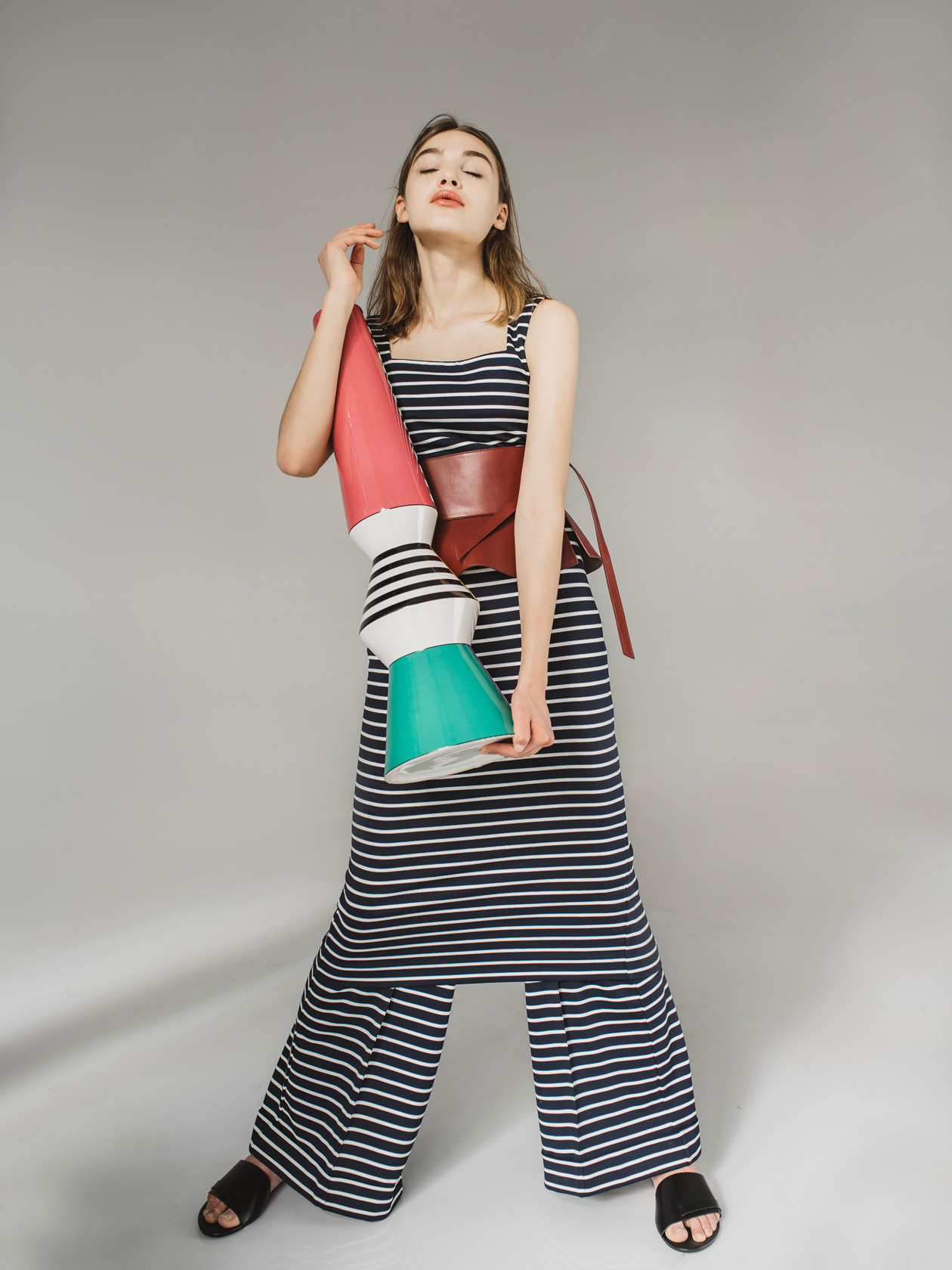 рокля  и панталон Max Mara Studio, чехли H&M, колан Parfois, ваза Byfly TRAPEZE CIRCUS VASE от Elegant Living