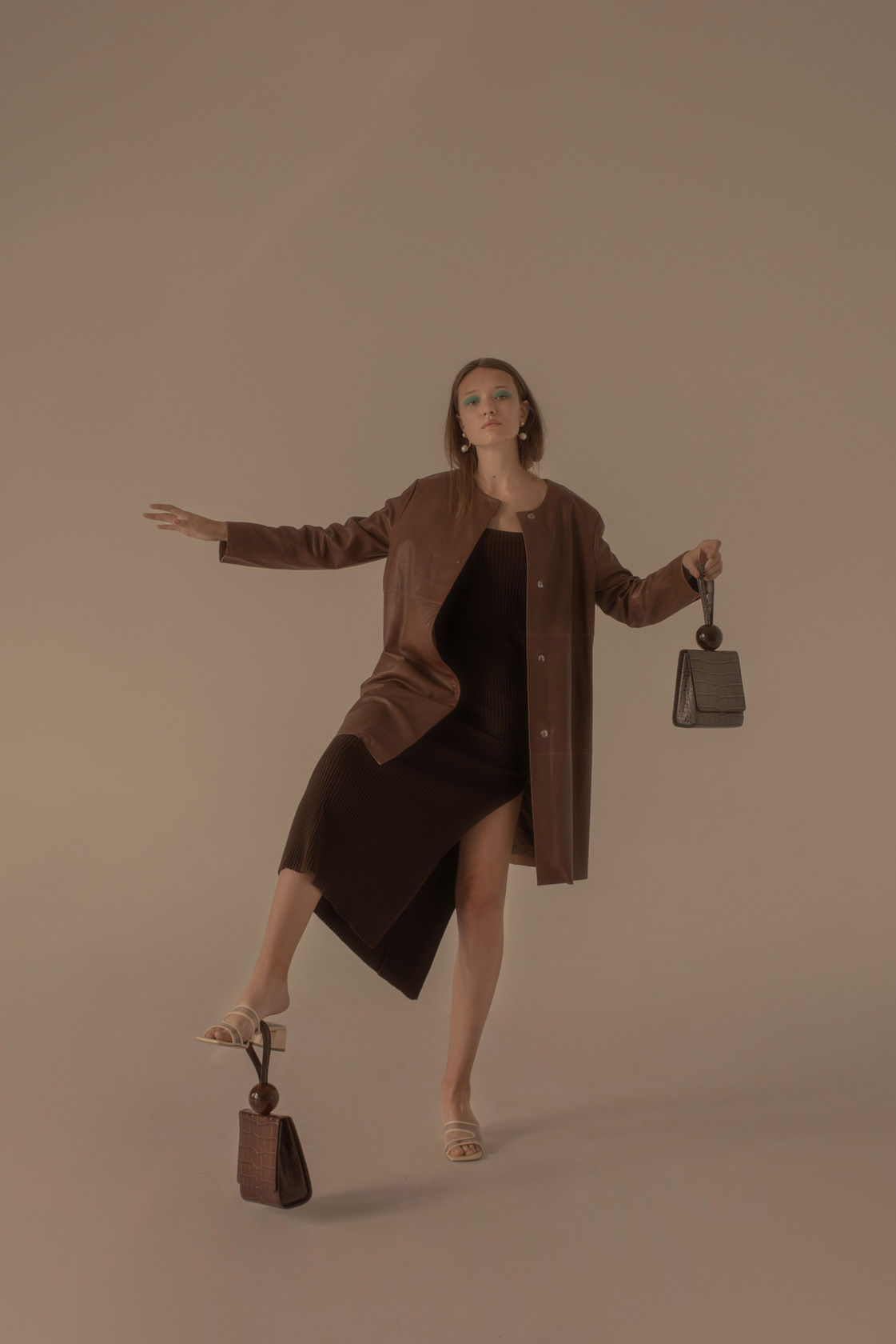 палто Weekend Max Mara, рокля H&M, обувки и чанти  By FAR, обици  Under The Sun