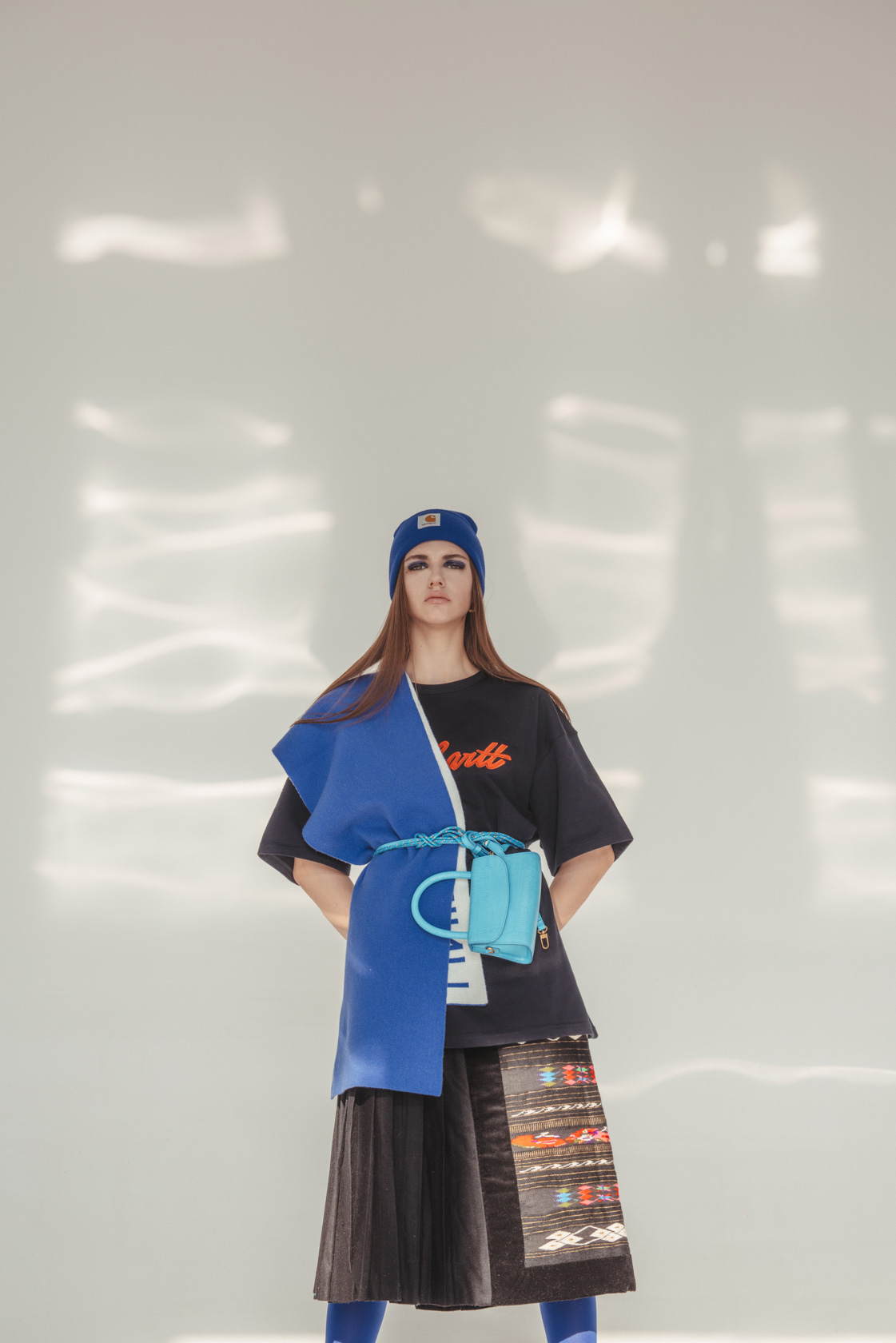 Тениска и шапка Carhartt от Urbanize, чанта By FAR, пола Veza, шал Benetton