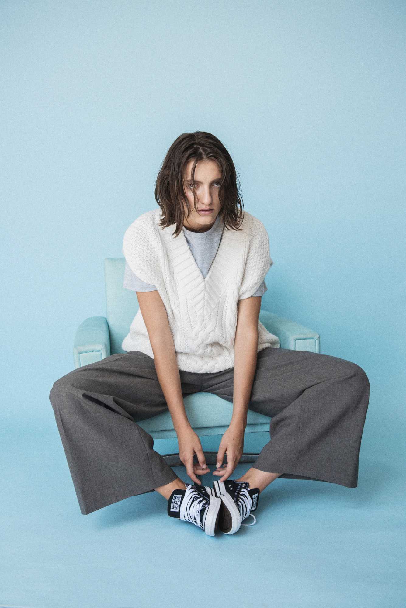 елек и панталон H&M,  т-шърт Armani Exchange от Collective, обувки Converse от Collective