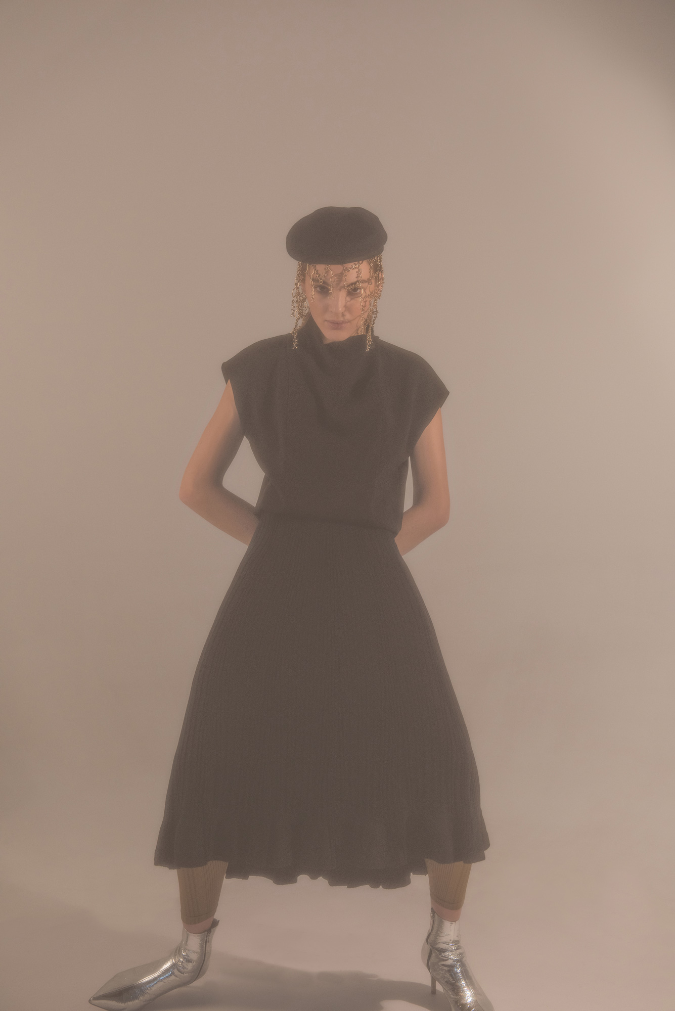блуза и пола Theory от Koncept 7 клин и обувки H&M шапка Isabel Marant pour H&M украшение за тяло H&M Conscoius Excusive 2020