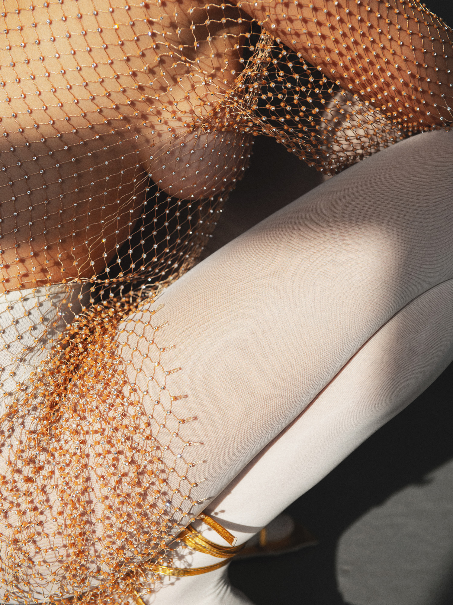 чорапогащник  Swedish Stockings, рокля H&M, обувки H&M Studio SS21