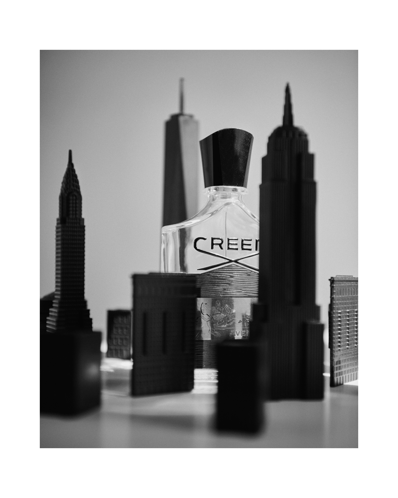 Фигури за шах SKYLINE CHESS от ELEGANT LIVING, парфюм CREED AVENTUS от SALON OLFACTIVE
