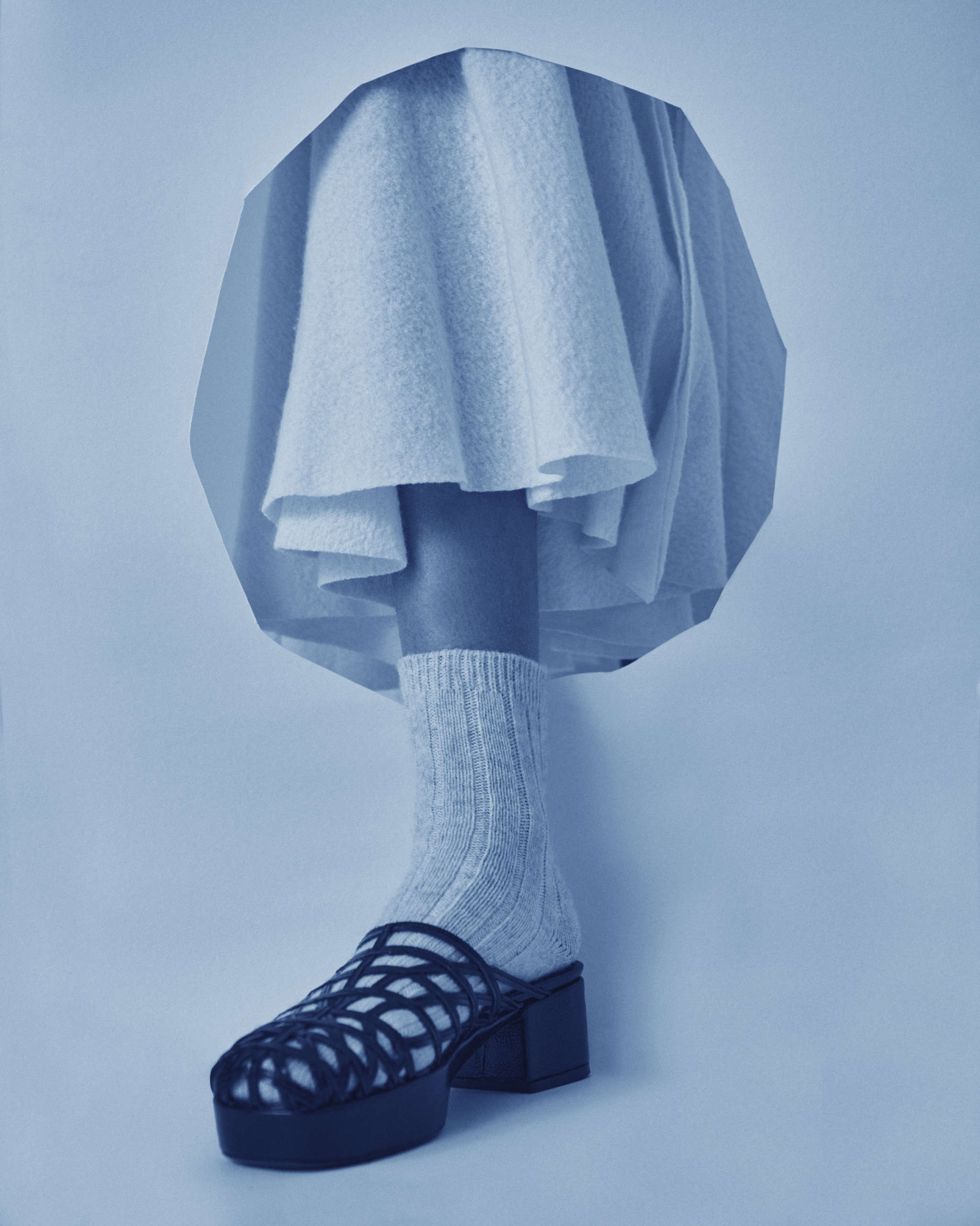 Рокля Max Mara, обувки BY FAR, чорапи архив
