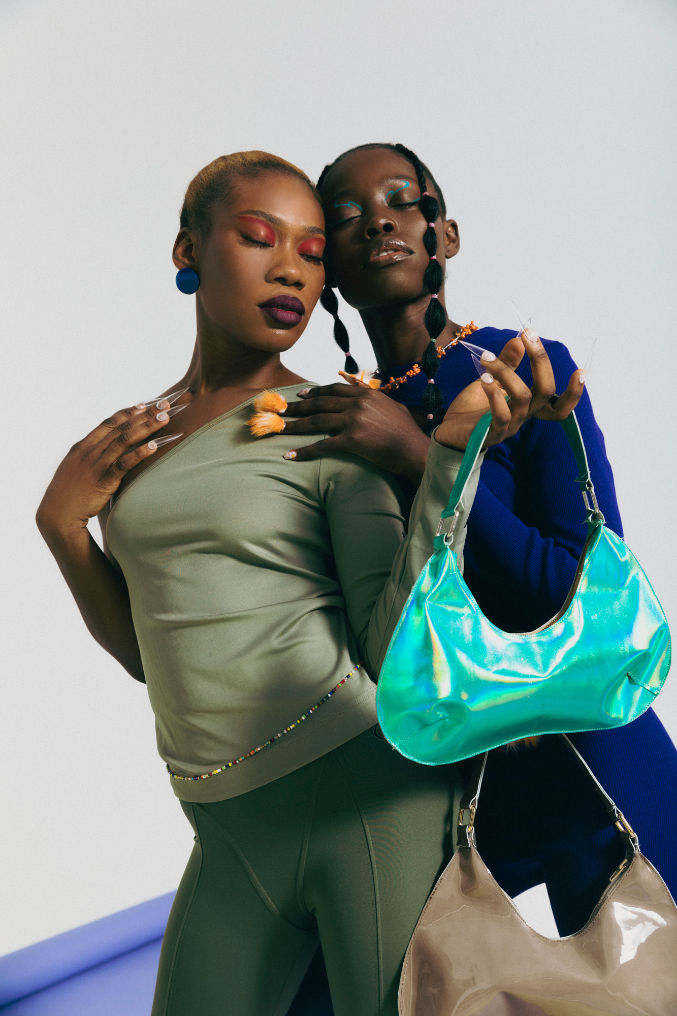 Ada - блуза Nike и клин Reebok x Cardi B от Buzz, обеци Personal Conversations от Flowers&Co Gallery, чанта Off Limits Laye - блуза и клин Provocative от Flowers&Co Gallery, чанта Off Limits