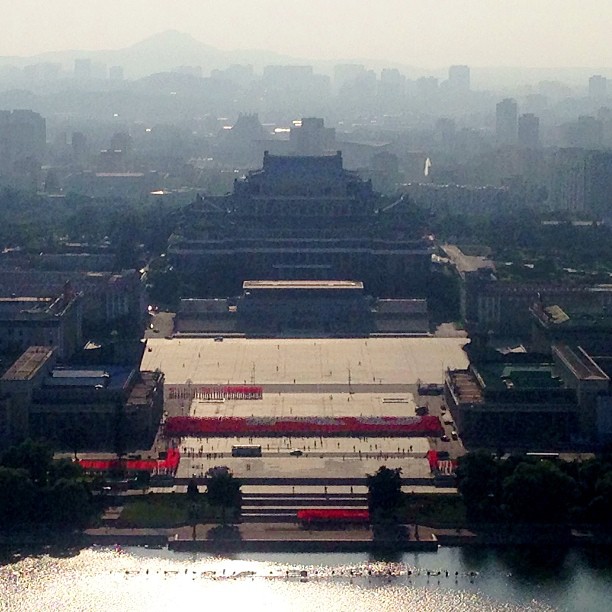 Репетиции на площад Ким Ир Сен в Пхенян, където гражданите се опитват да спелуват името на Ким Чен Ун. Снимката е от върха на Juche Tower.