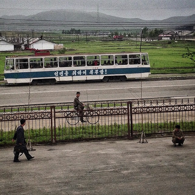 Обществен трамвай минава през севернокореския град Чхънджин.
